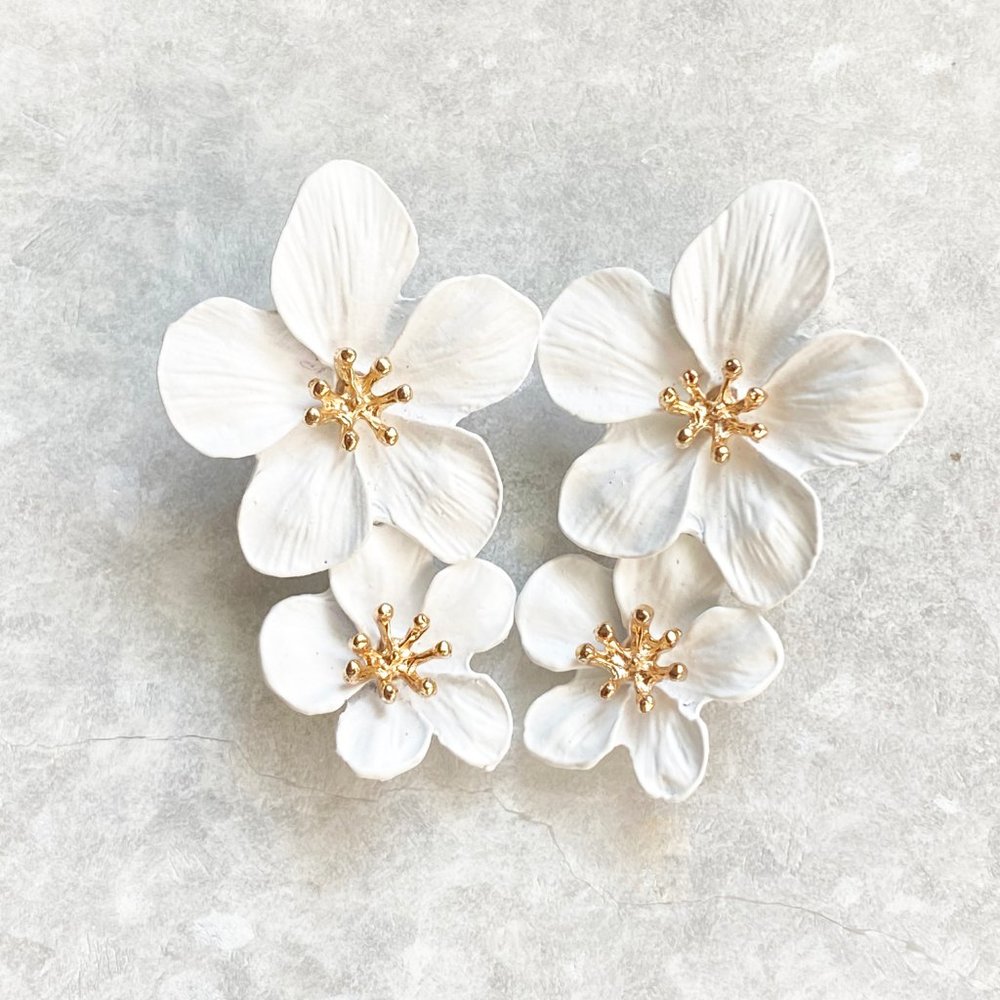 NEW Flower stud earrings in matte white - Picture 3 of 8